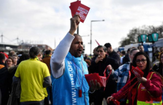 French Cup final: unions distribute whistles and leaflets...