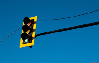 Curiosities Why are the colors of traffic lights red,...