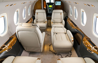 Private Jet Vs First Class: Luxury or Luxury+
