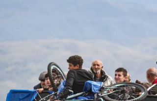 Nagorno Karabakh: thousands of refugees crowd the...