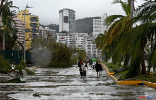In Mexico, residents of Acapulco desperate after Hurricane...
