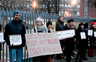 In Strasbourg, teachers mobilized in front of a college...