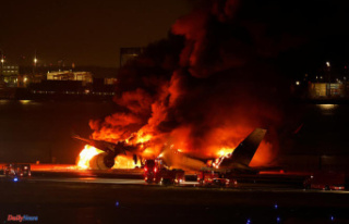 In Japan, a plane on fire on the runway of Tokyo Haneda...