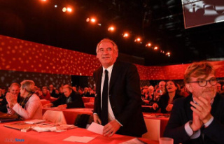 François Bayrou re-elected without suspense as president...