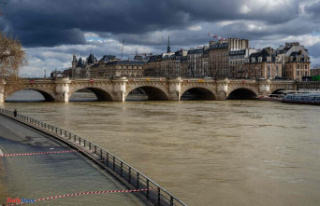 In Paris, more than 400 migrants evacuated from the...