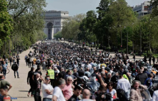 Thousands of bikers demonstrate in Paris against compulsory...
