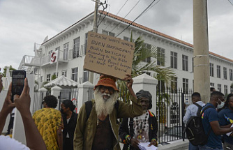 Protesters in Jamaica protest against royals' official visit