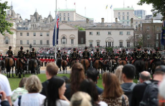 Two people in the hospital: grandstand partially collapses during rehearsal for Queen's parade