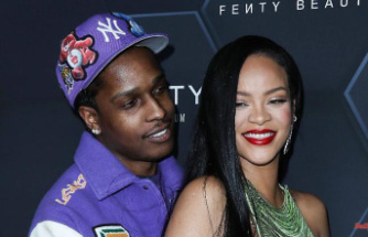 Magazine wants to know gender: Report: Singer Rihanna has become a mother