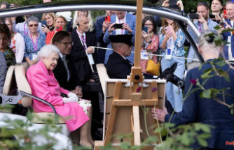 Visit to the Chelsea Flower Show: The Queen arrives in a buggy