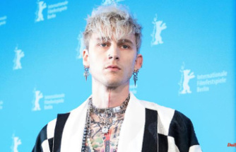 'It's so weird': Machine Gun Kelly confused with nude photo