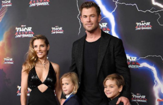 At the "Thor" premiere: Chris Hemsworth proudly shows his family