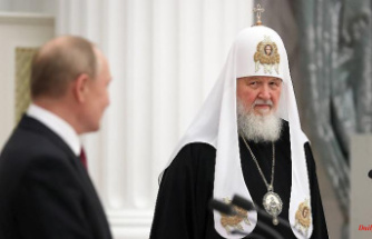 Critics: "Divine Sign": Russian Patriarch Cyril slips on holy water