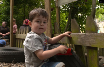 Nurseries in England: Parents are asked about changes to the carer ratios