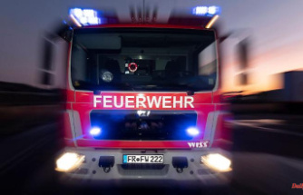 Baden-Württemberg: man wants to extinguish oil fire: fire in attic apartment