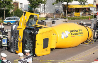 Baden-Württemberg: Ton heavy concrete mixer overturns: driver seriously injured