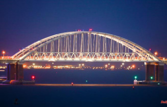 Residents report explosions: Russian air defenses open fire at Crimean bridge