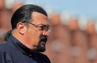 Putin's friend from the USA: Steven Seagal visits destroyed prison in Olenivka
