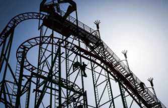 Rhineland-Palatinate: Accident in the amusement park: 57-year-old falls out of a moving roller coaster and dies