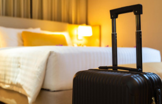 TikTok: "Don't sit on the blanket": Hotel expert reveals what should be left in the hotel room