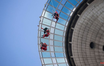 North Rhine-Westphalia: high-altitude rescuers abseil in Düsseldorf from 180 meters