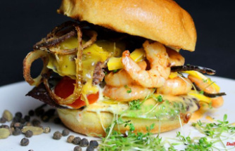 The woman at the grill: fish and meat combined in the surf and turf burger