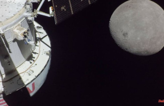 Half orbit in six days: "Orion" capsule orbits the moon