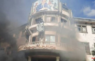 Civilian and policeman killed: Demonstrators storm Syrian government building