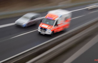 North Rhine-Westphalia: truck drives to end of traffic jam: woman critically injured