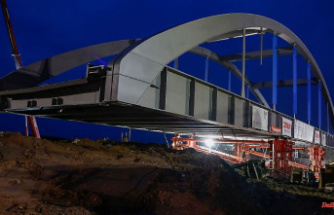 Bavaria: 750-ton bridge pushed over the highway