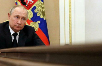 Putin: Russia "again" threatened by German tanks