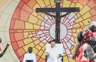 The pope welcomed with jubilation by young Congolese in Kinshasa