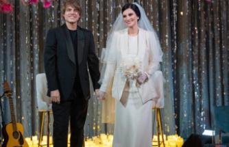 LOC First images of Laura Pausini's wedding: with a jacket, white dress and gloves