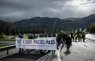Against the grabbing of water, hundreds of people demonstrated in front of the company STMicroelectronics in Isère