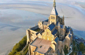 Emmanuel Macron goes to Mont-Saint-Michel, symbol of "resilience"
