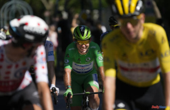 British cyclist Mark Cavendish postpones retirement