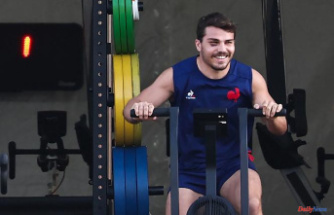 Antoine Dupont, with a black right eye, completed his first training session with the French XV since his cheekbone injury