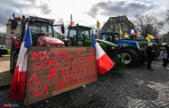 Anger of farmers: a procession of Rural Coordination tractors takes over Les Invalides, in Paris