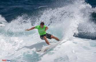 The French Kauli Vaast and Johanne Defay in bronze at the World Surfing Championships