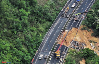 In China, the collapse of a highway causes the death of nineteen people in the south of the country