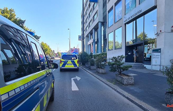 Police operation in Wuppertal: a man attacks an official with a knife