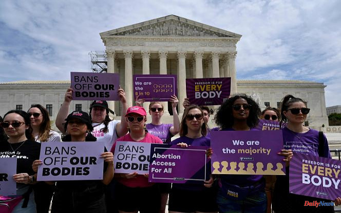 US Supreme Court temporarily upholds full access to abortion pills