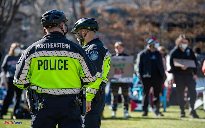 United States: at a Boston university, around a hundred people participating in a demonstration in support of the Palestinians arrested